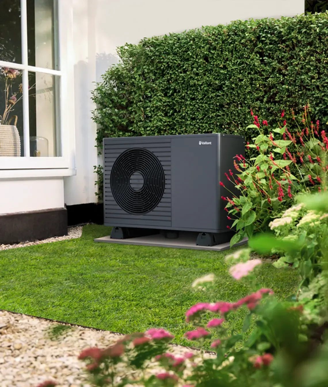 Sistema Vaillant aroTHERM ambientato in giardino